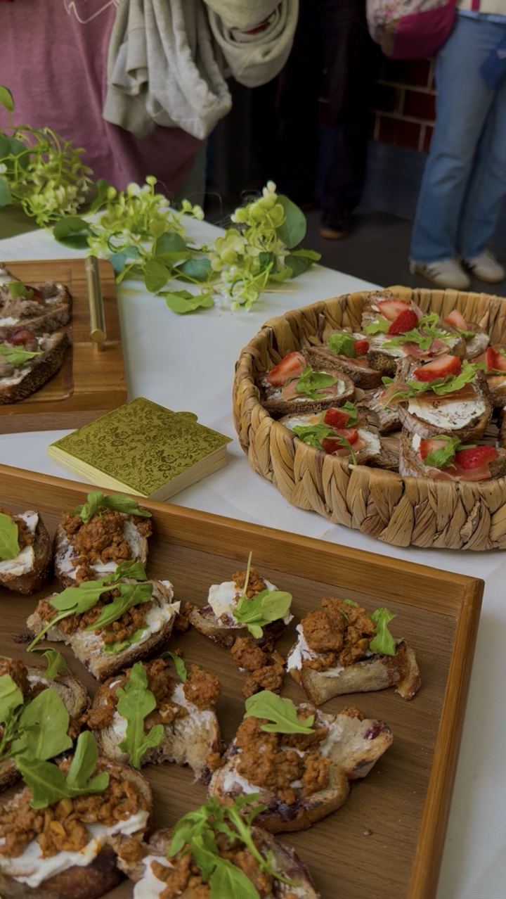 Mesa de Santorecco con canastas de canapés y flores
