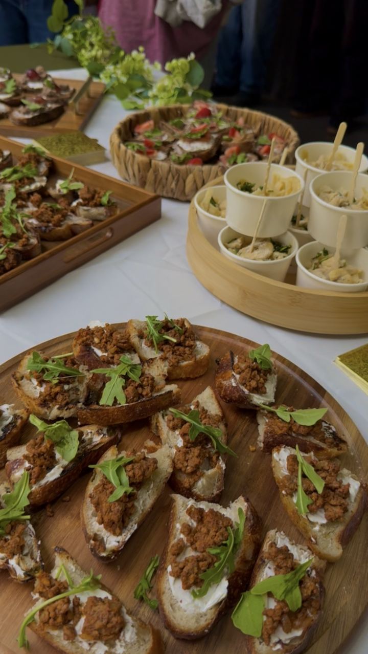 Charola redonda de canapés y vasitos de pasta en la mesa de Santorecco