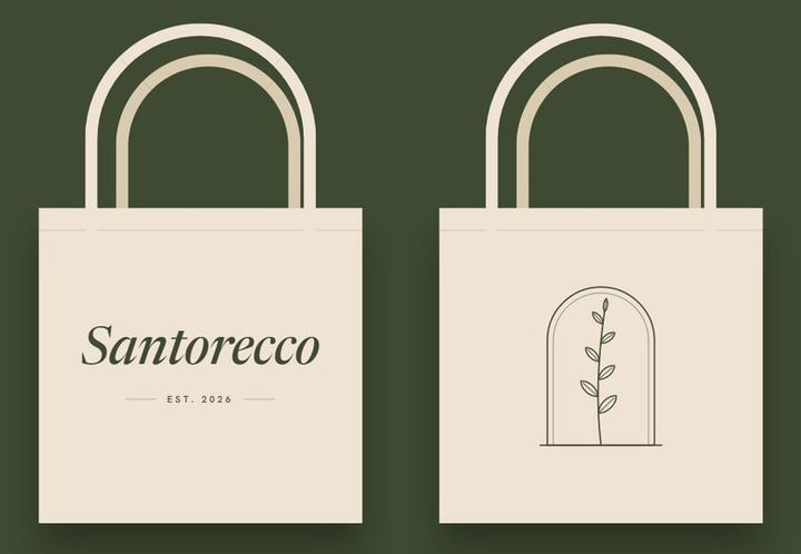 Diseño de la tote Santorecco: por un lado el nombre Santorecco, est. 2026, por el otro un arco con una ramita.